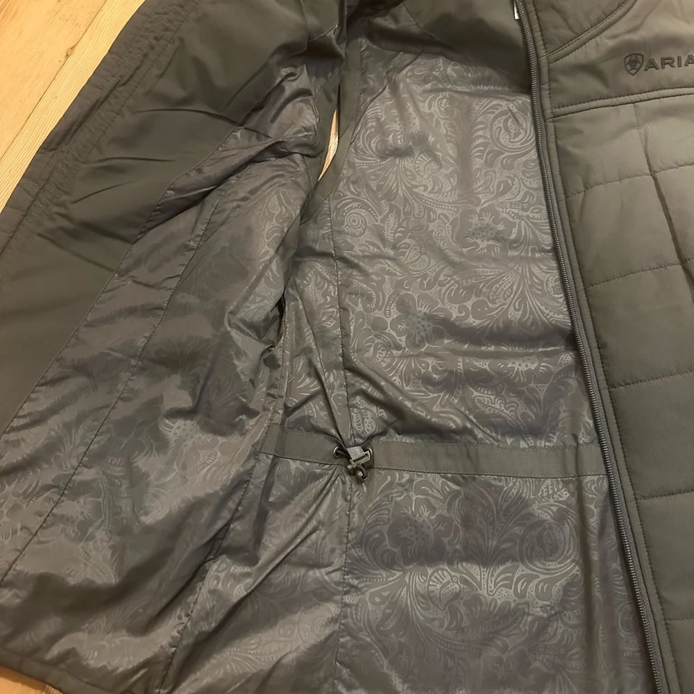 Ariat banyan bark insulated vest with synch back in a size medium - Picture 6 of 10